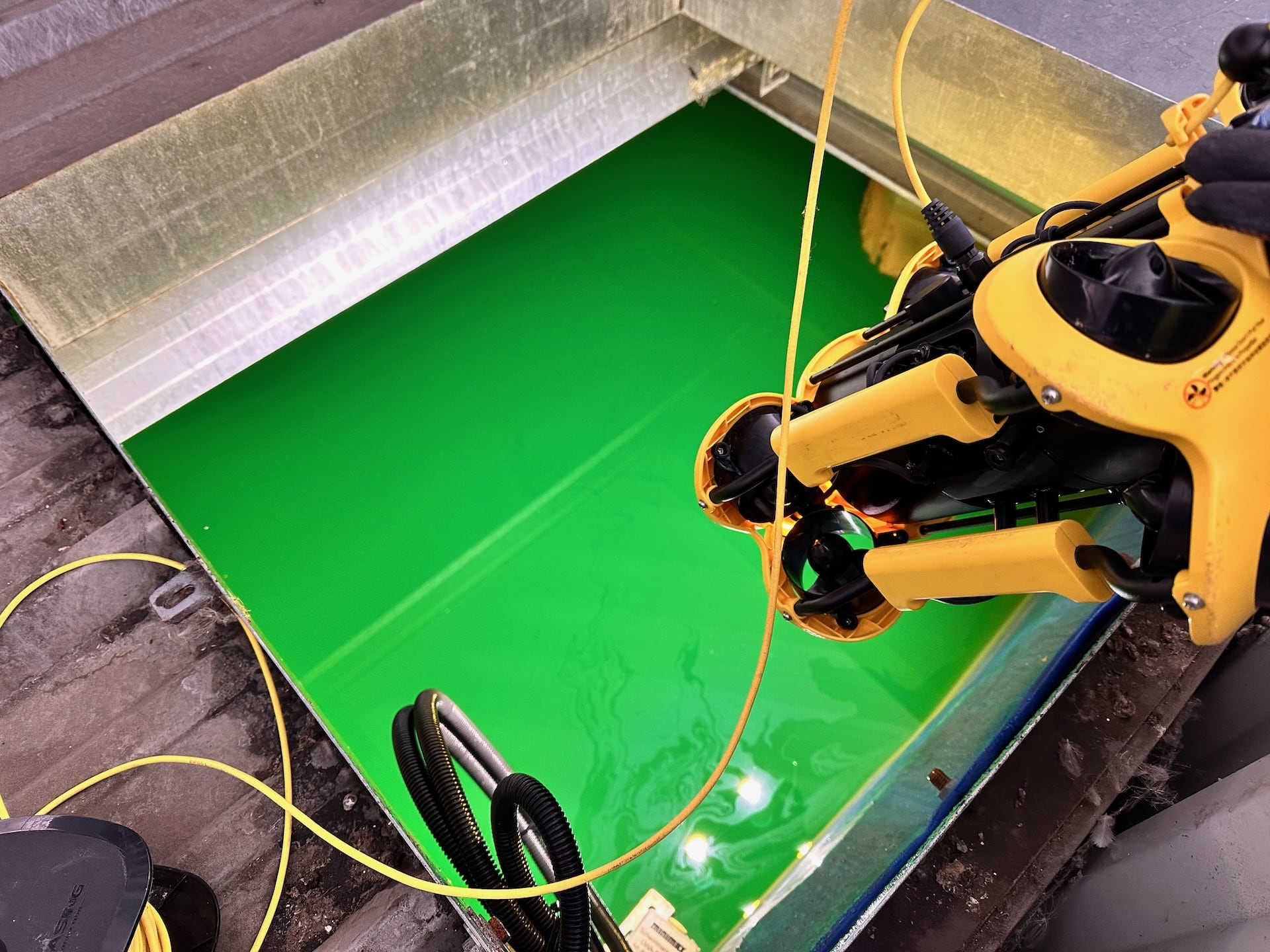 Unterwasserdrohne Blick In Den Sprinklertank Gruenes Wasser Starker Algenbefall